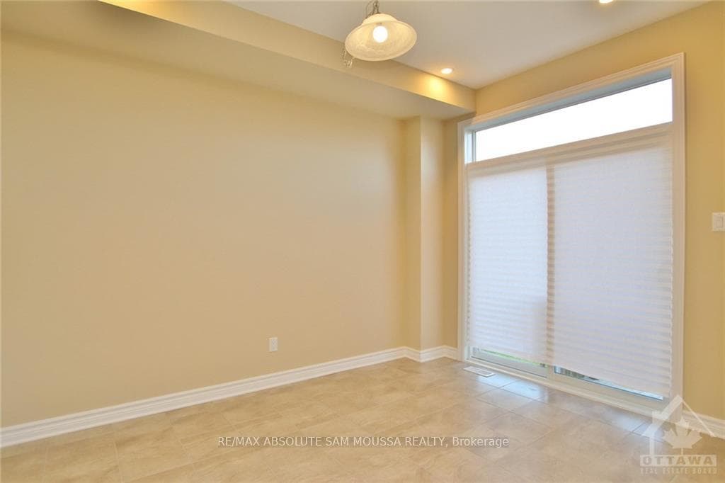 252 SADDLEBACK Crescent photo 9
