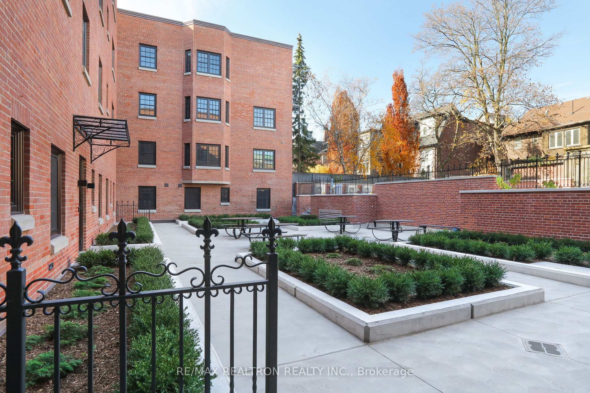 2 Clarendon Avenue Unit 208 photo 21