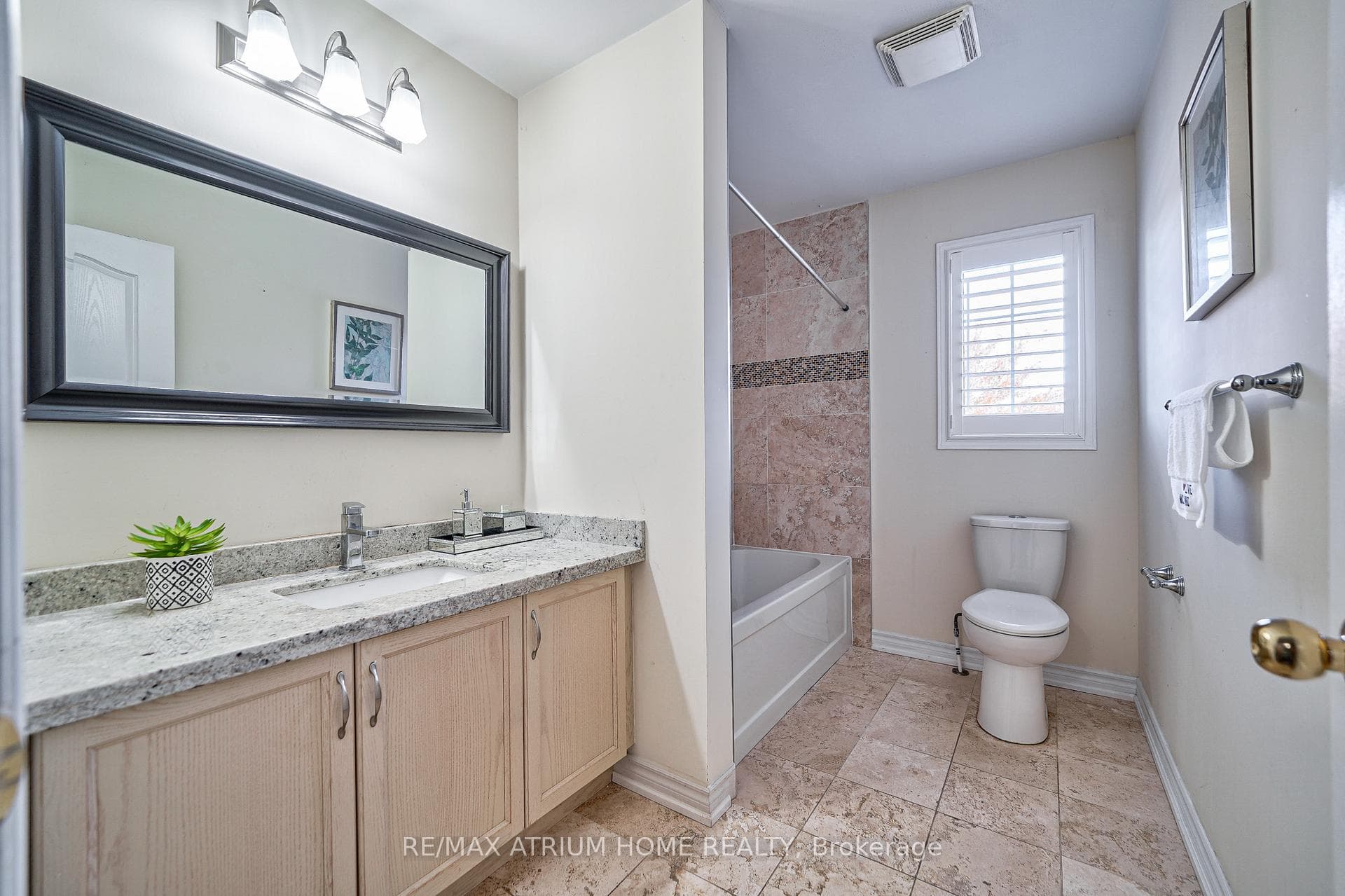 786 Hammersly Boulevard photo 29
