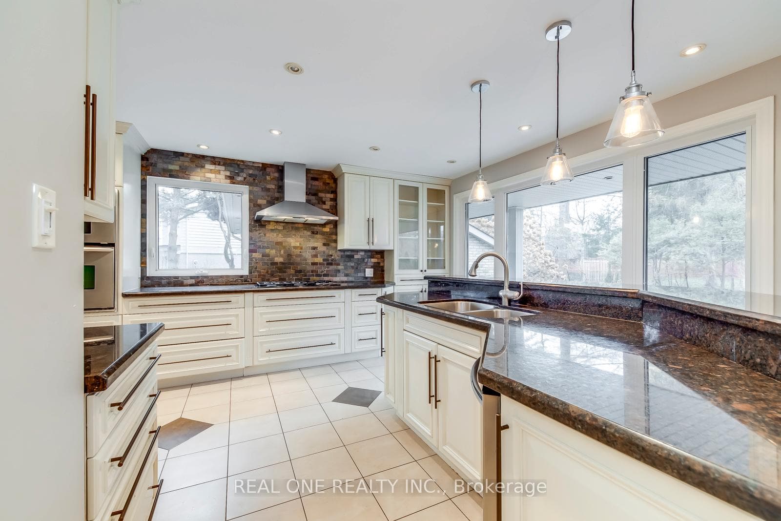 120 Blyth Crescent photo 13