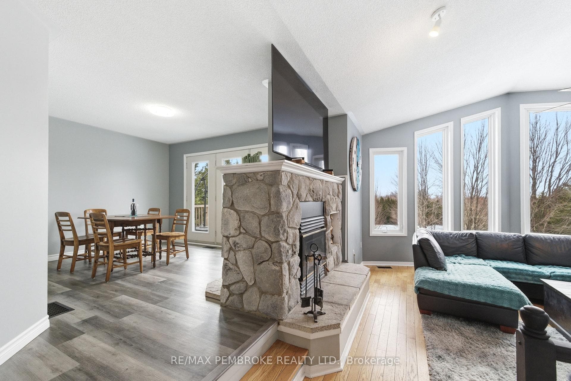 Double sided fireplace