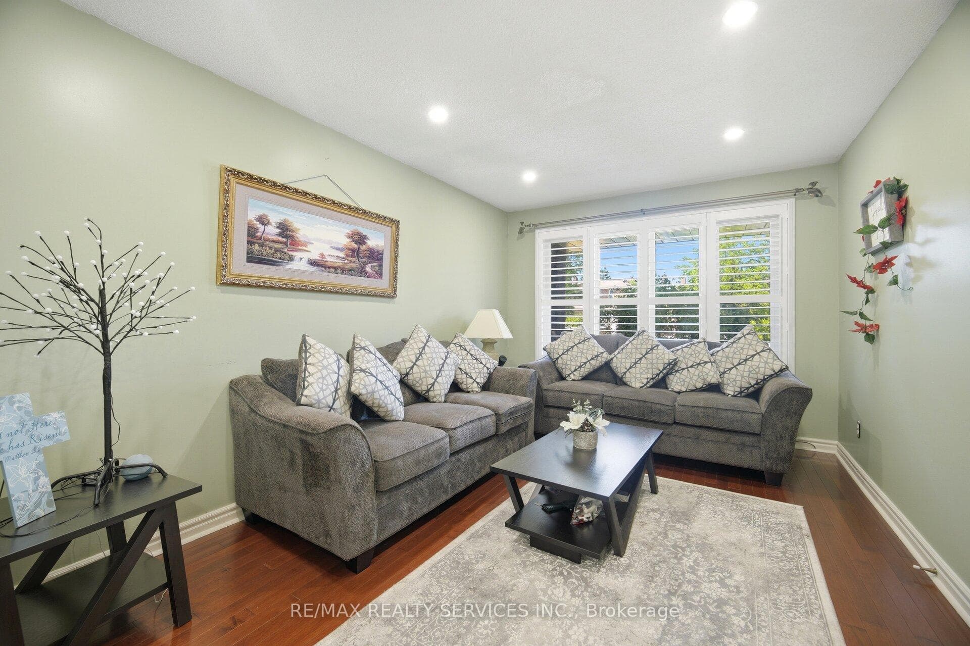 26 Sunforest Drive photo 6