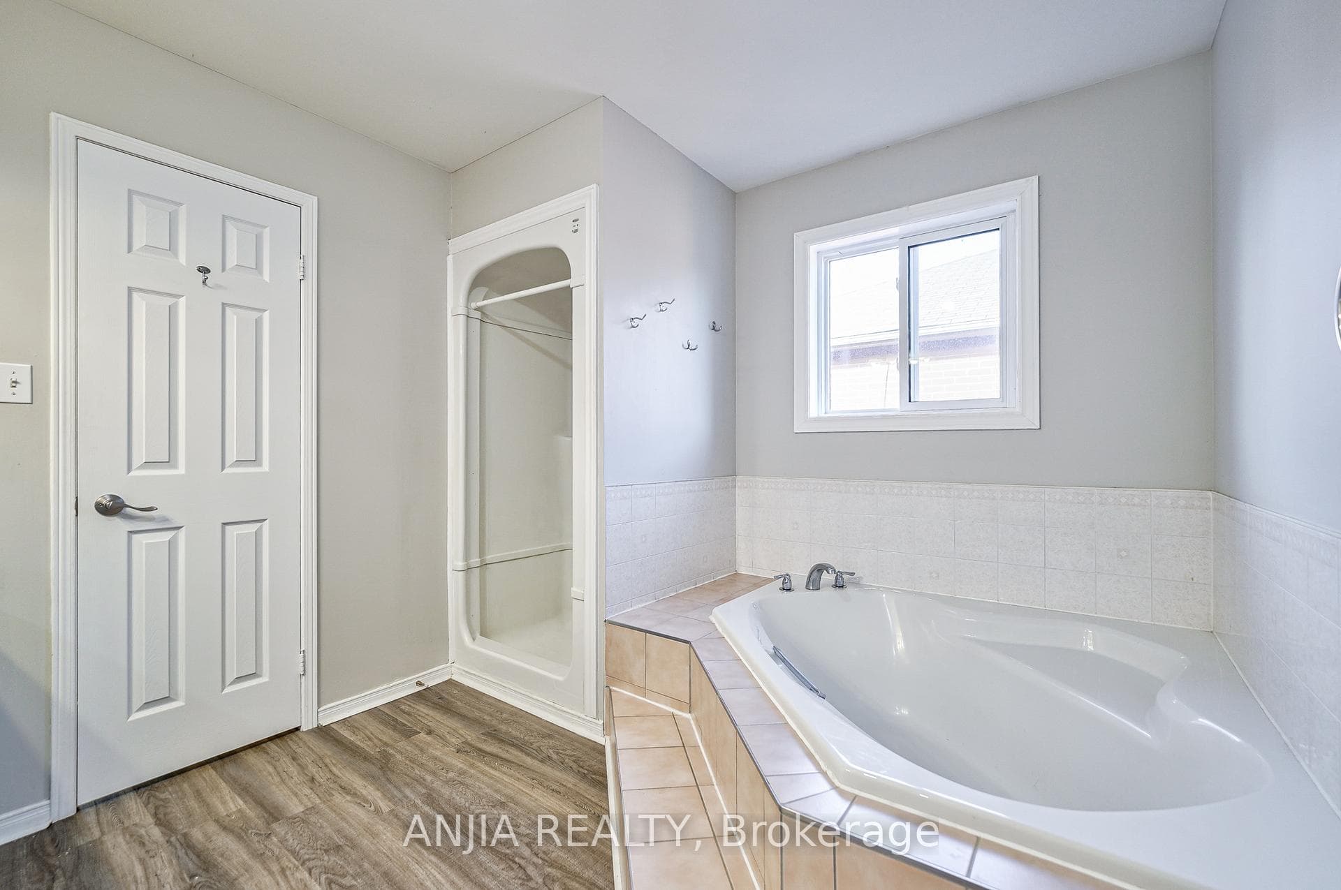 5 Holmes Crescent photo 29