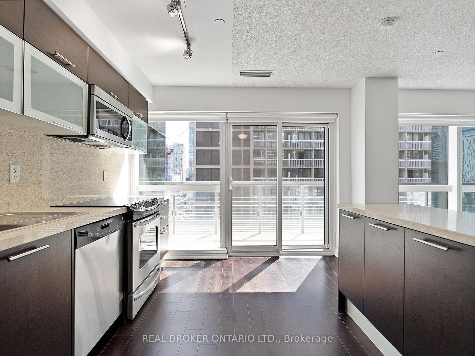 386 Yonge Street Unit 912 photo 6