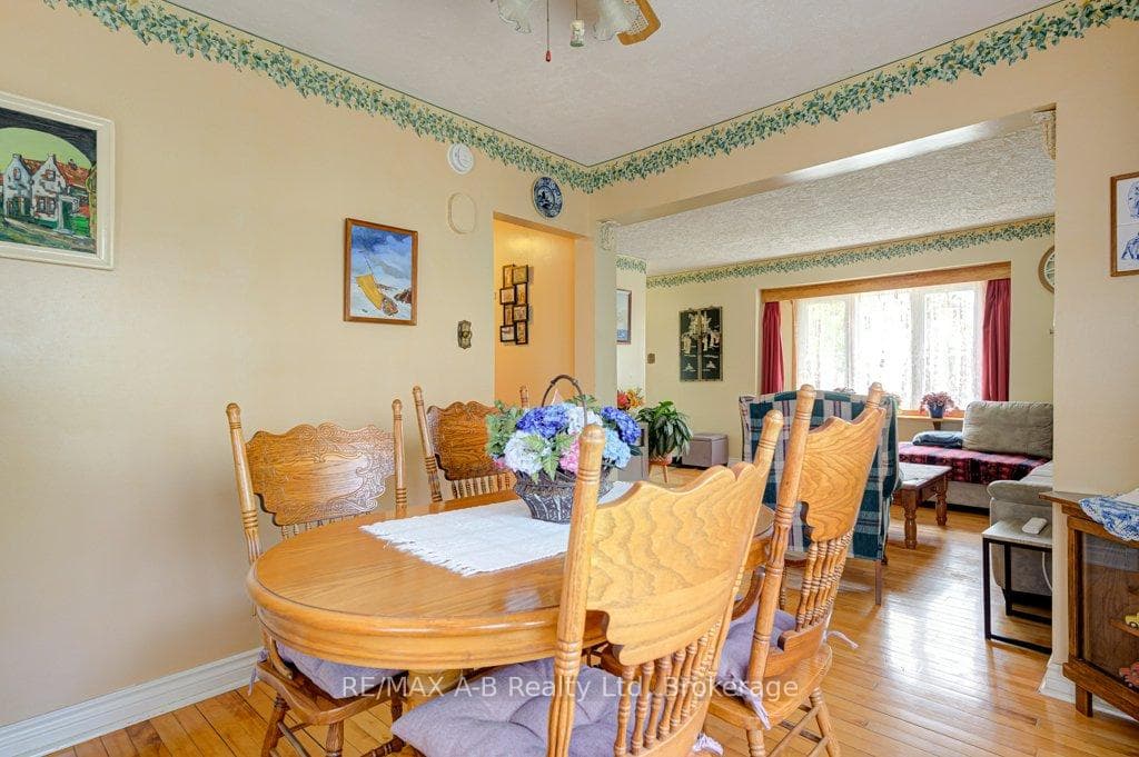 304 Douglas Street photo 11