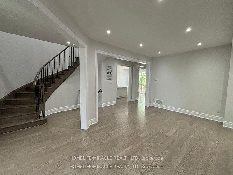 17 Rosewell Crescent photo 5