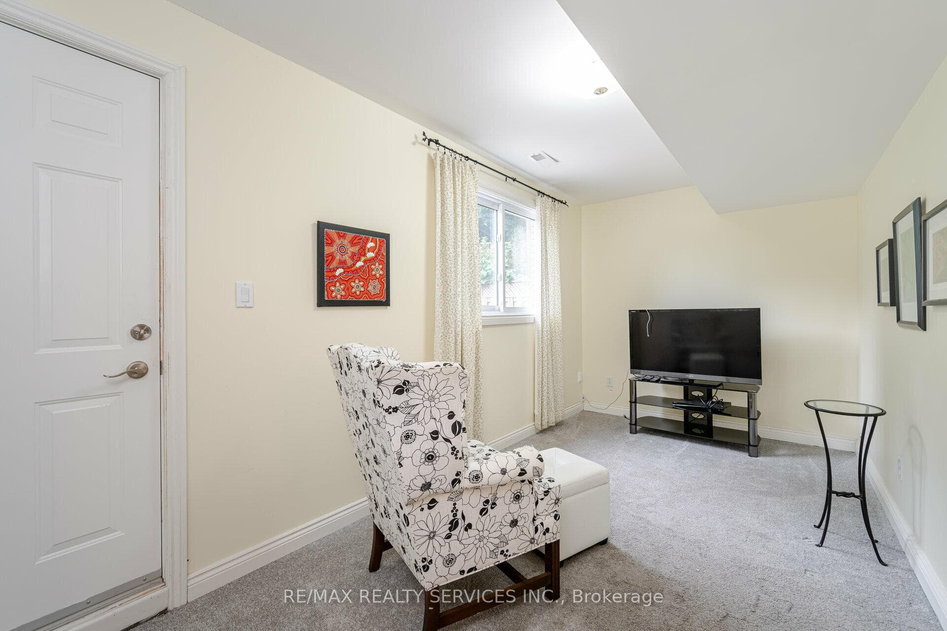 485 Bernhard Crescent photo 23