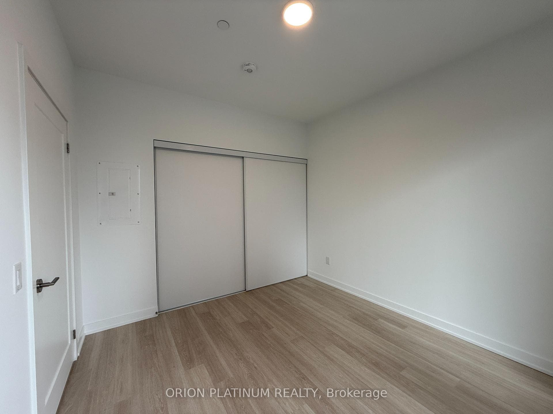 5105 Hurontario Street Unit 631 photo 9