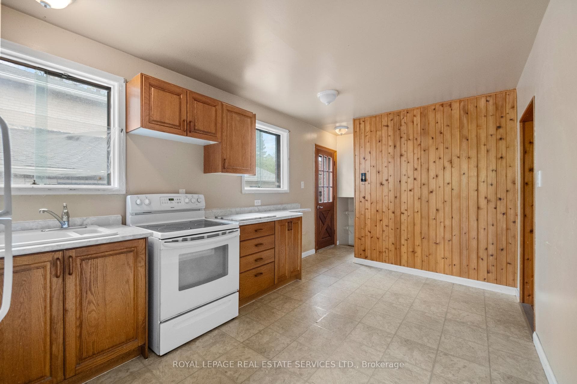 Kitchen Facing Side Entrance And Pantry