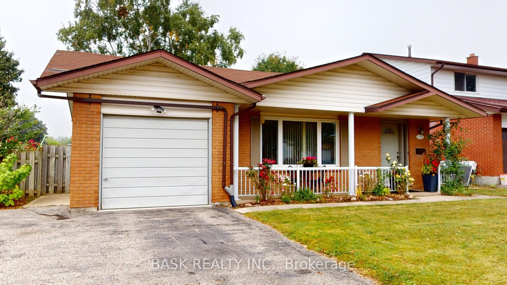 119 Hillbrook Crescent photo 1