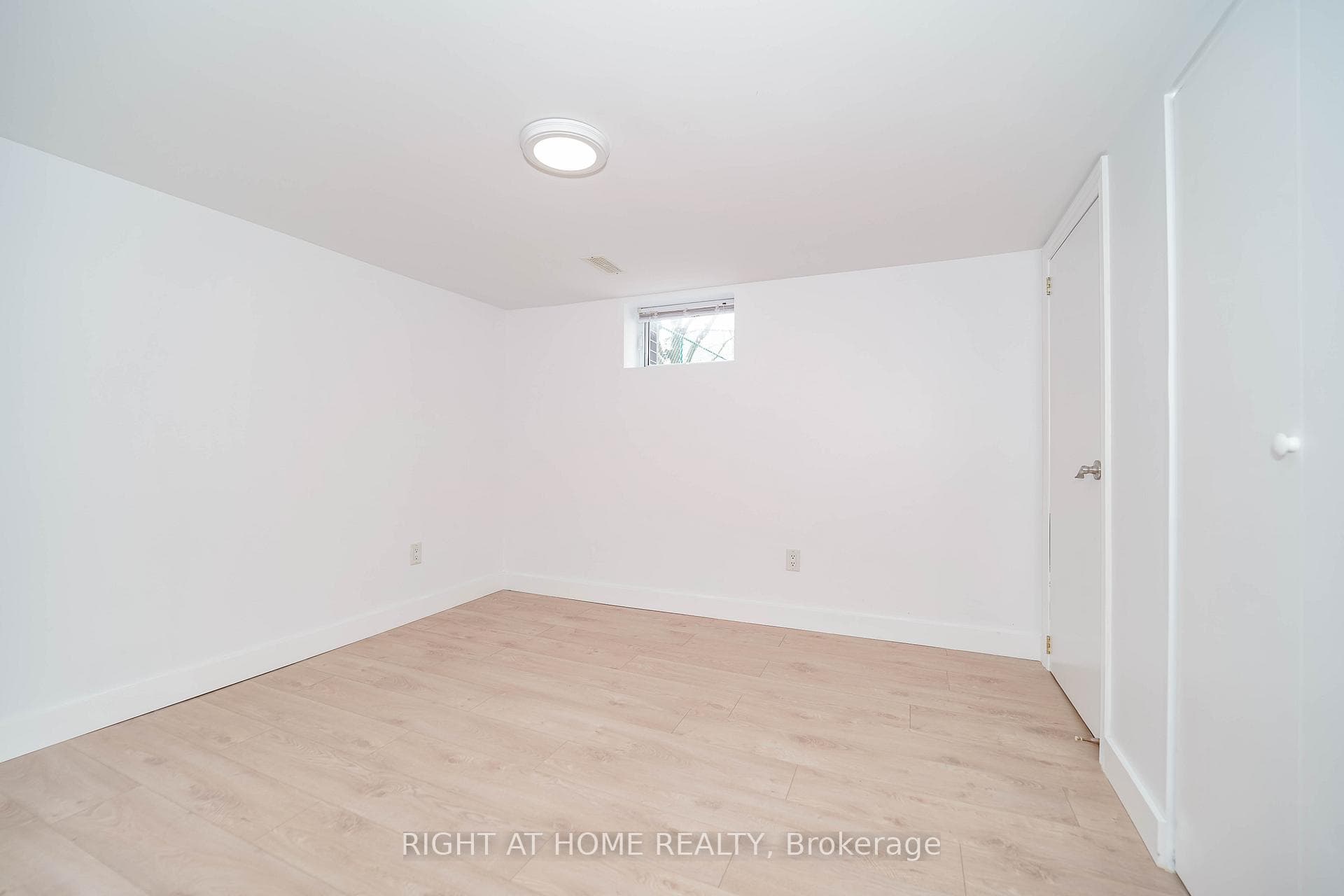 1360 Woodbine Avenue photo 31