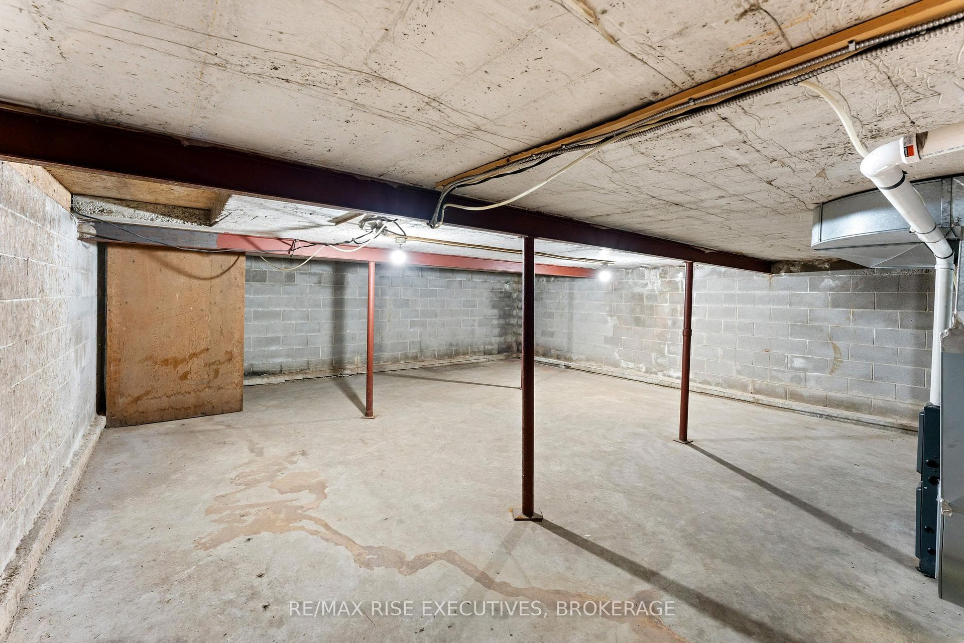 1033 Coupland Road photo 28