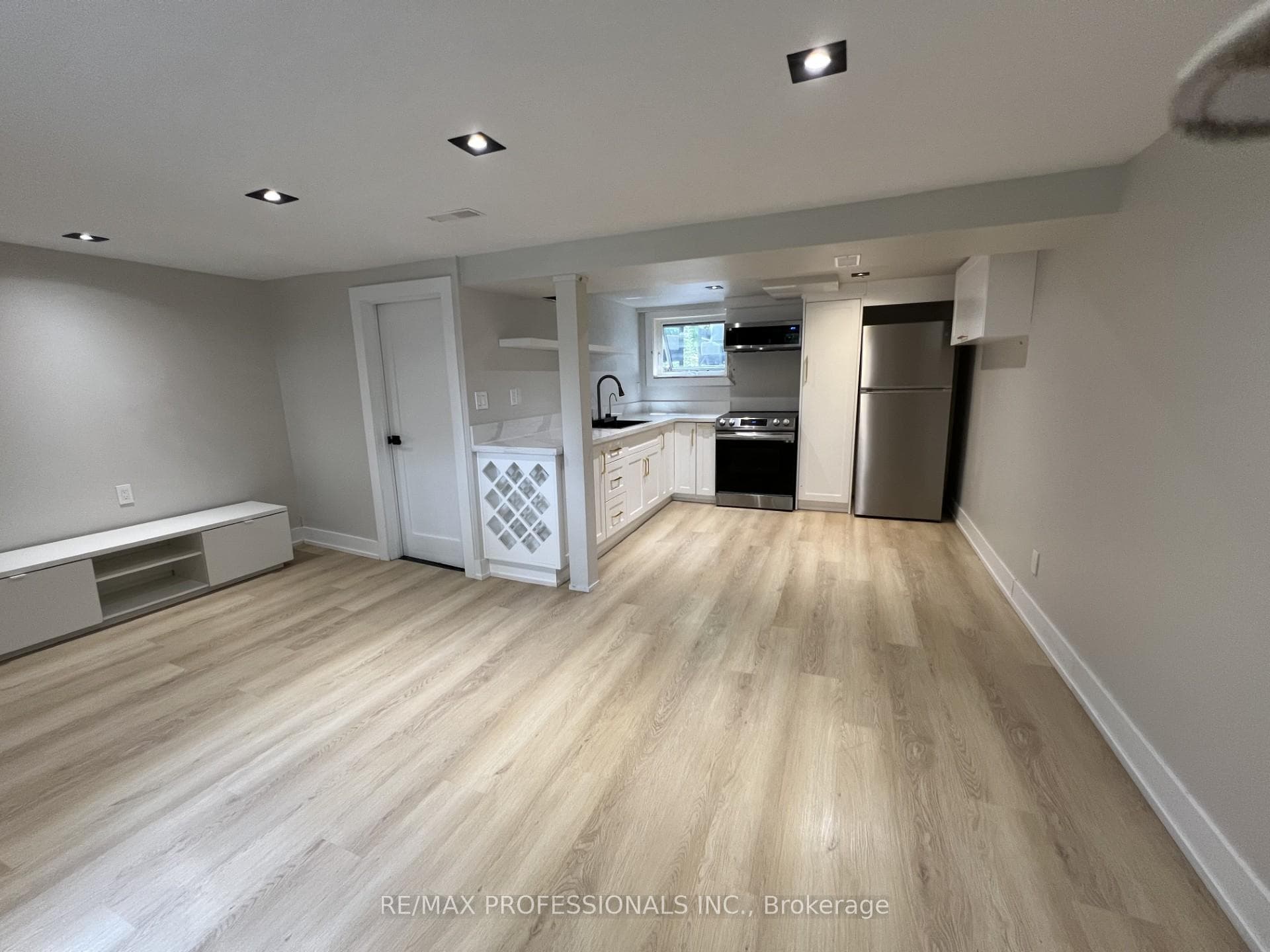 1026 Hedge Drive photo 11