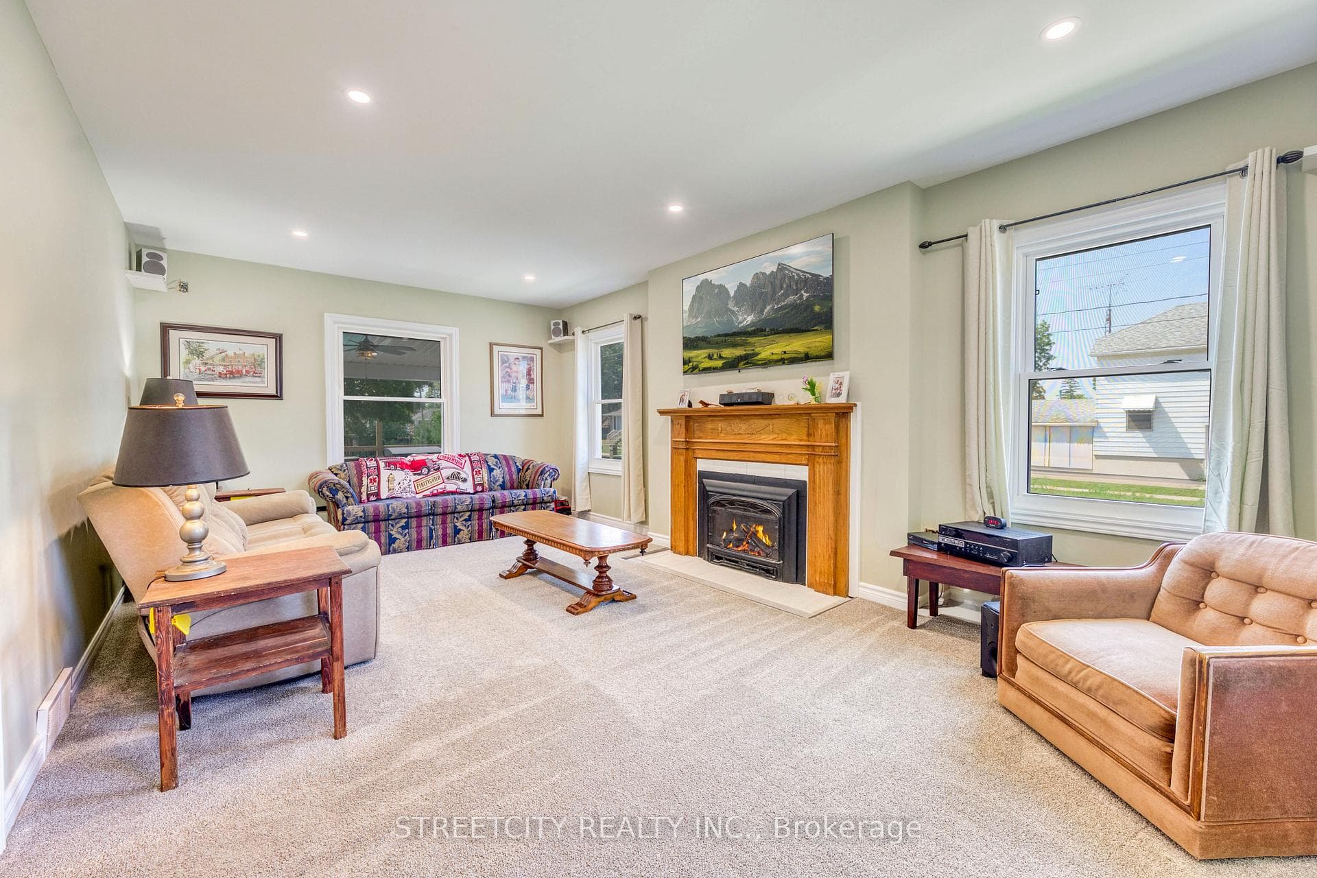 703 Wellington Street photo 16