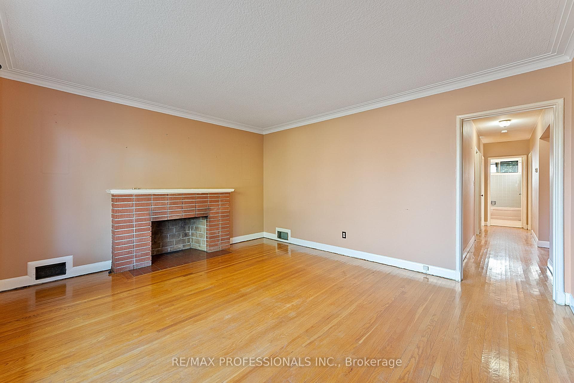 4 Lloyd Manor Road photo 6