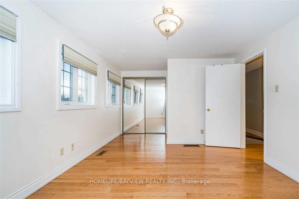 23 Bluesky Crescent Unit Upper L photo 9