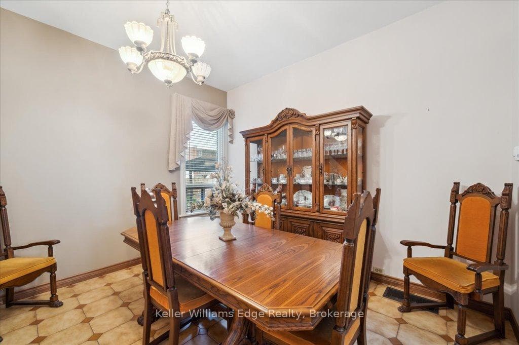310 Catharine Street photo 9