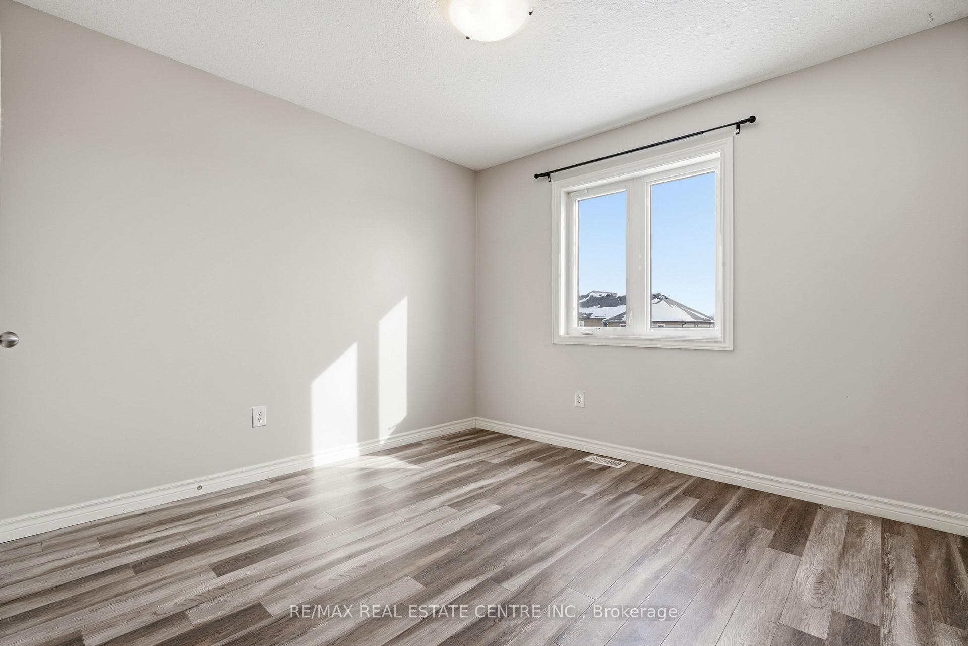 120 Links Crescent photo 17