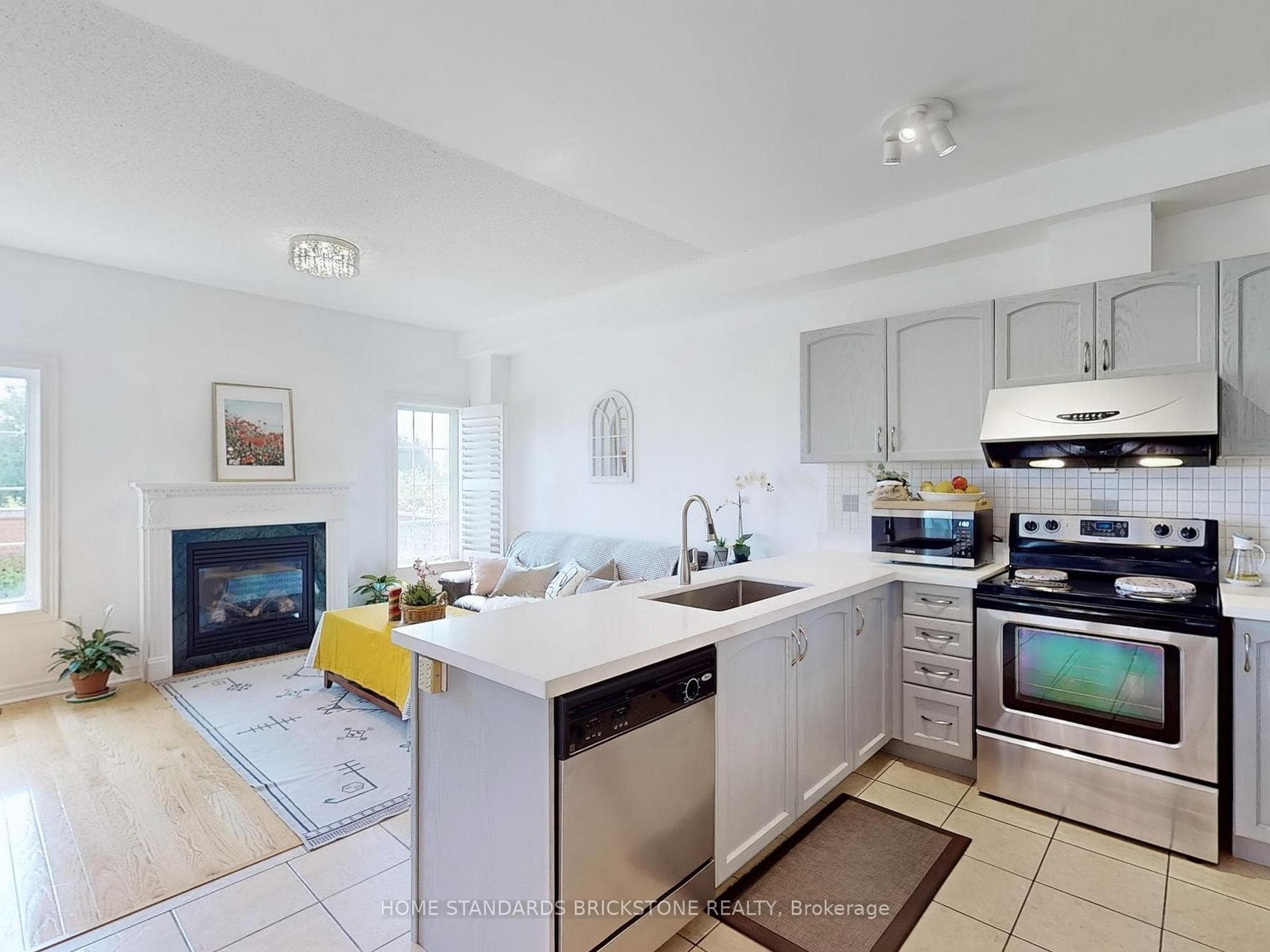 50 Versailles Crescent photo 2