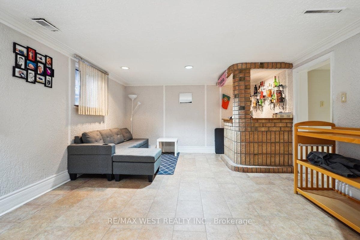 555 Silverthorn Avenue photo 6