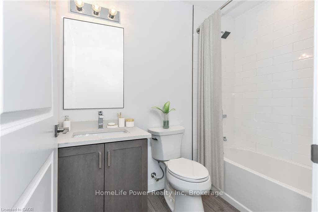Modern 4-Piece Bathroom (Virutally Staged)
