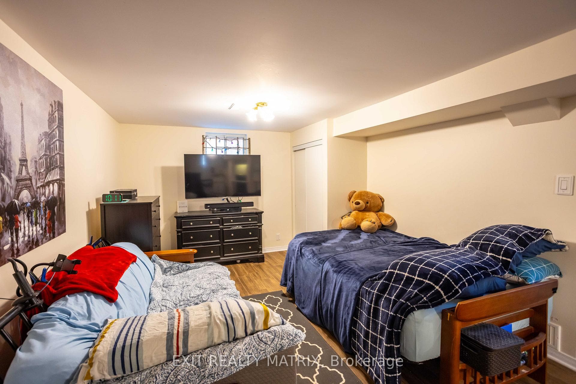 552 Dunbrack Street photo 31