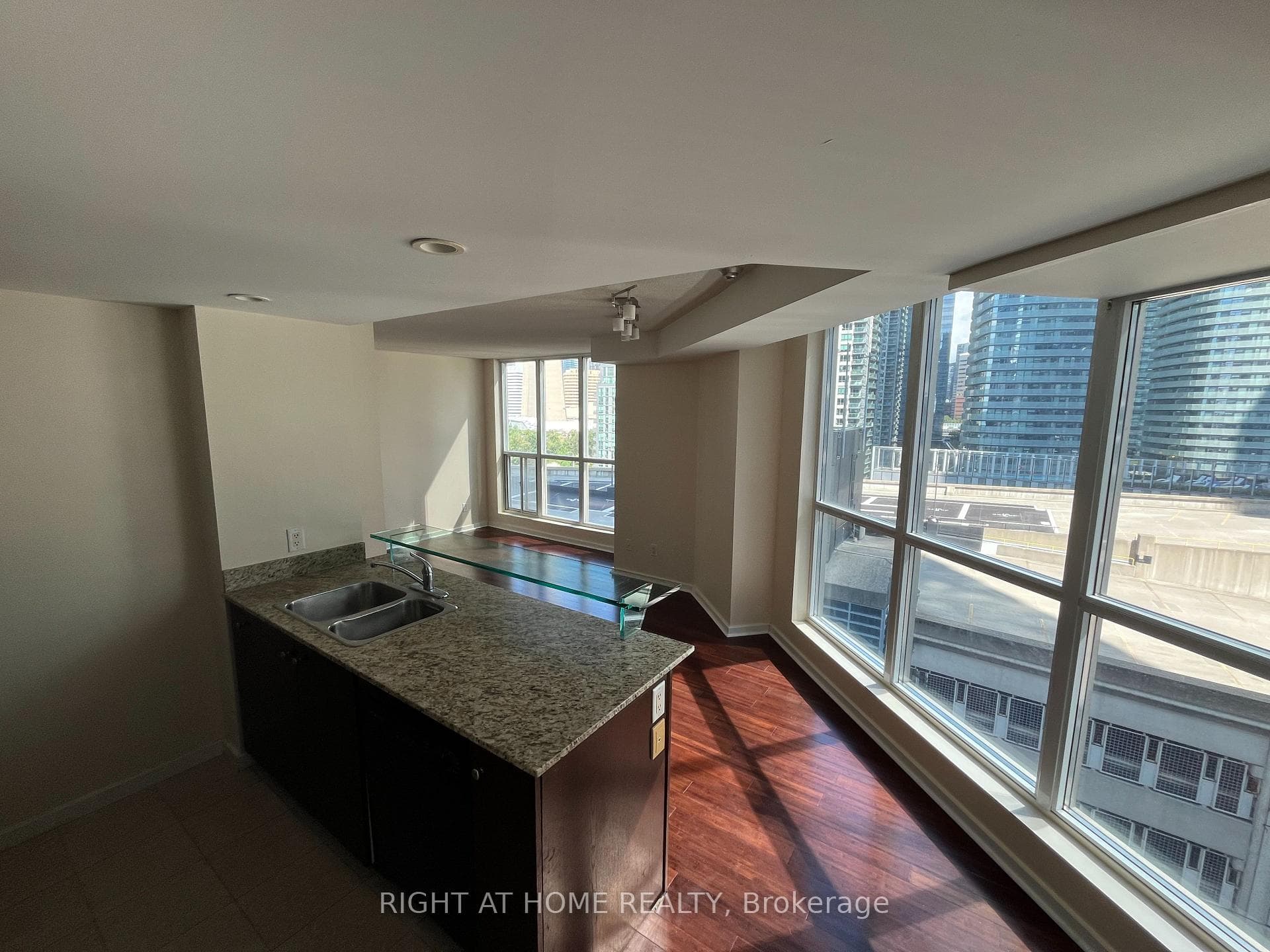 208 Queens Quay N/A Unit 1013 photo 6