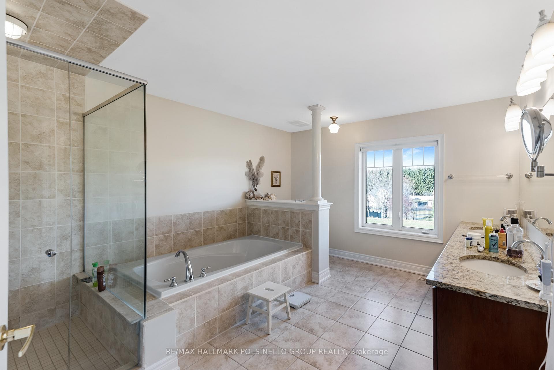 63 Soleil Boulevard photo 28