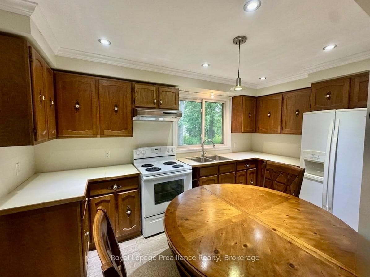2683 Maplegrove Road photo 2