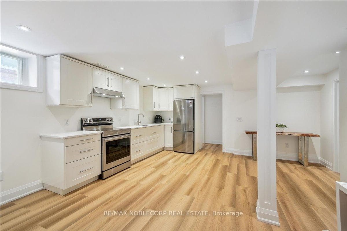 72 Christina Crescent photo 37
