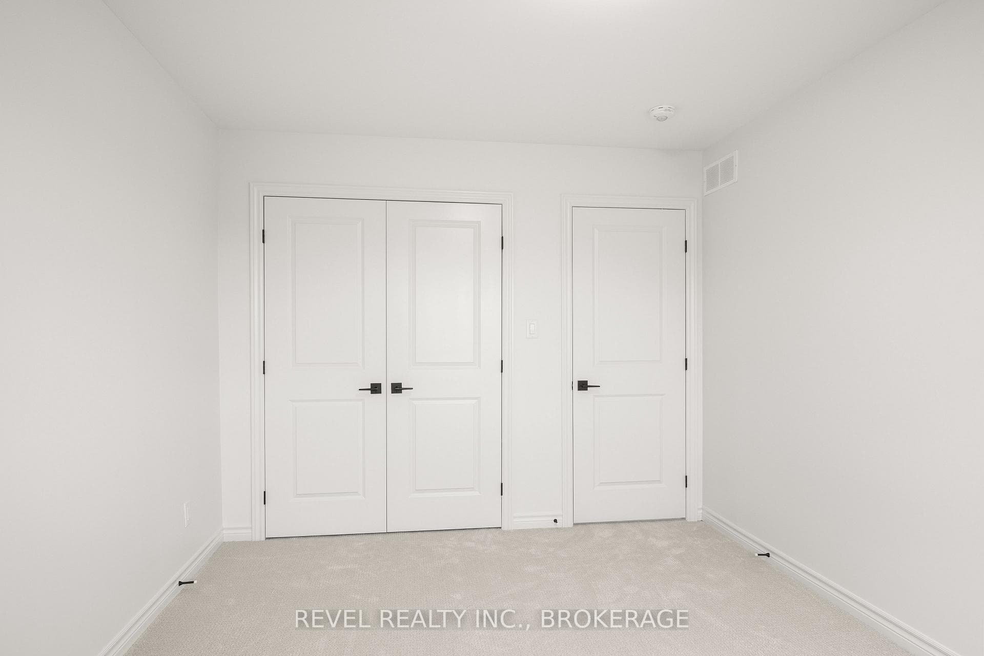 1075 Barrow Avenue photo 28