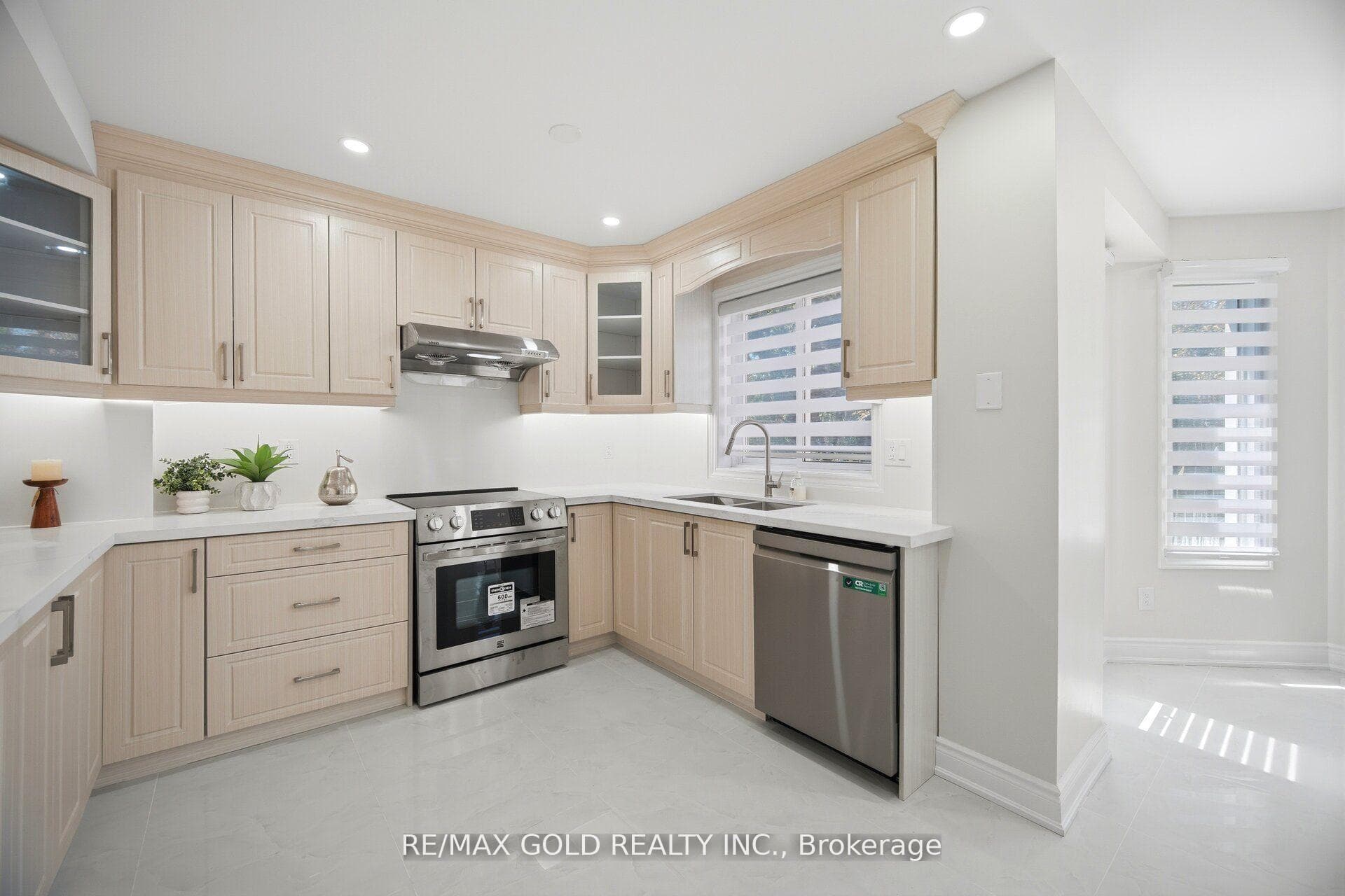 37 Lord Simcoe Drive photo 15