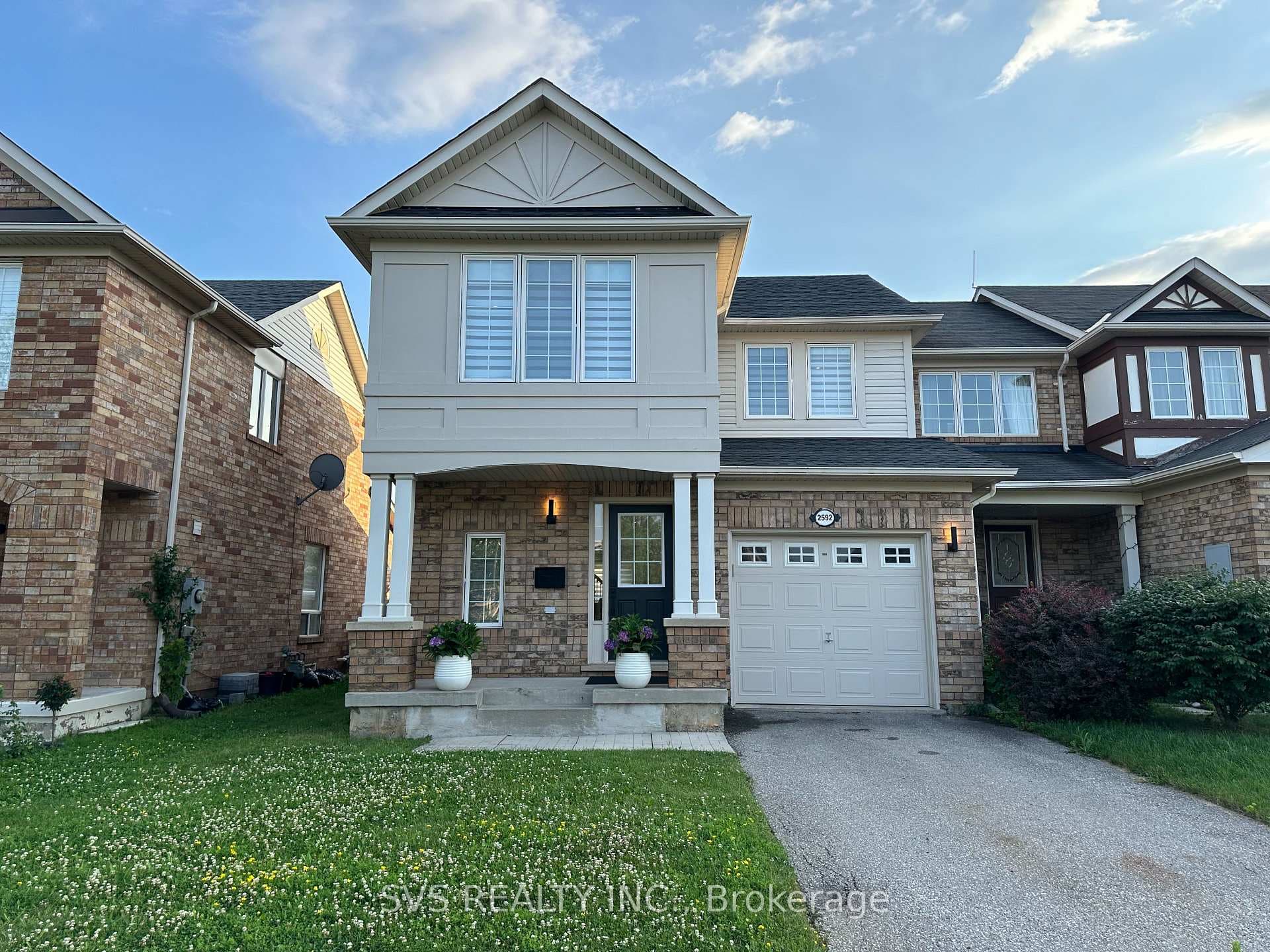 2592 Valleyridge Drive photo 1