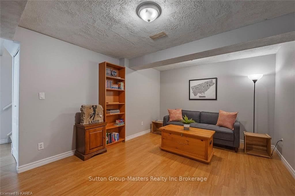 386 COOKE Crescent photo 29