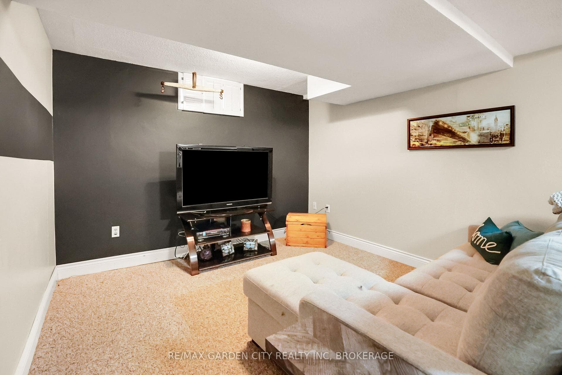 8 Lampman Crescent photo 27