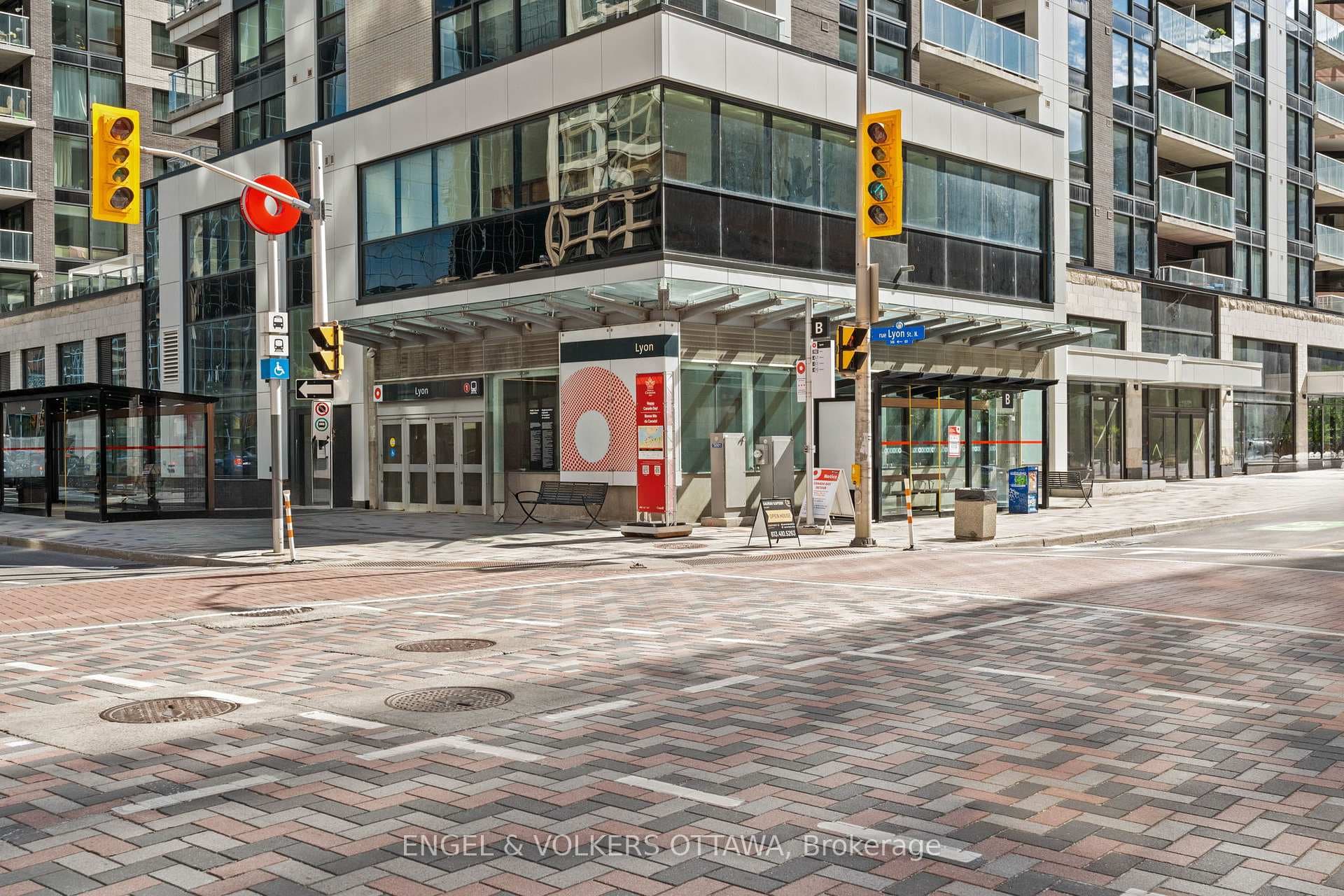 340 Queen Street Unit 402 photo 2