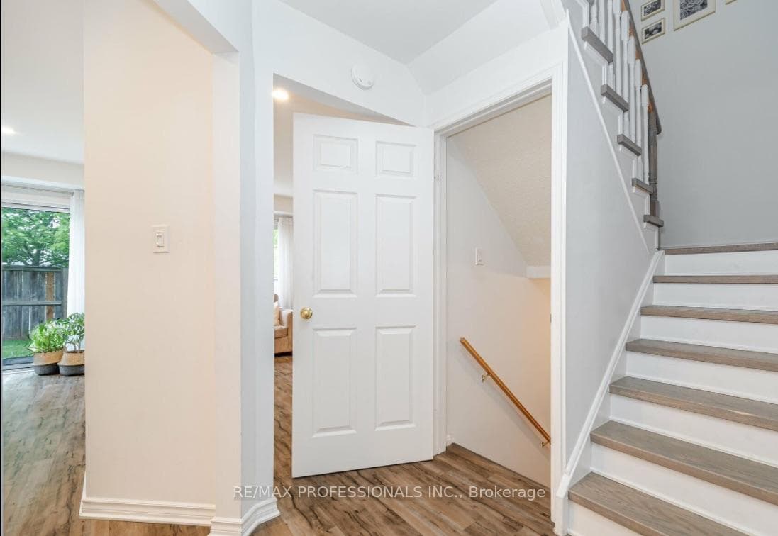 2275 Credit Valley Road Unit 2 photo 28