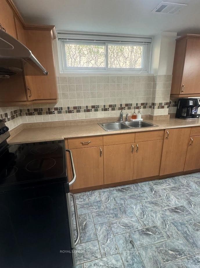 31 Whitelock Crescent Unit Bsmt photo 12