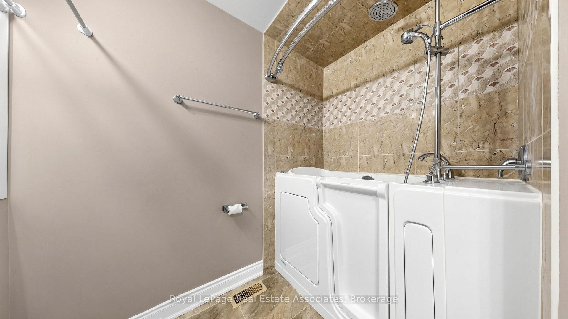71 Addington Crescent photo 23