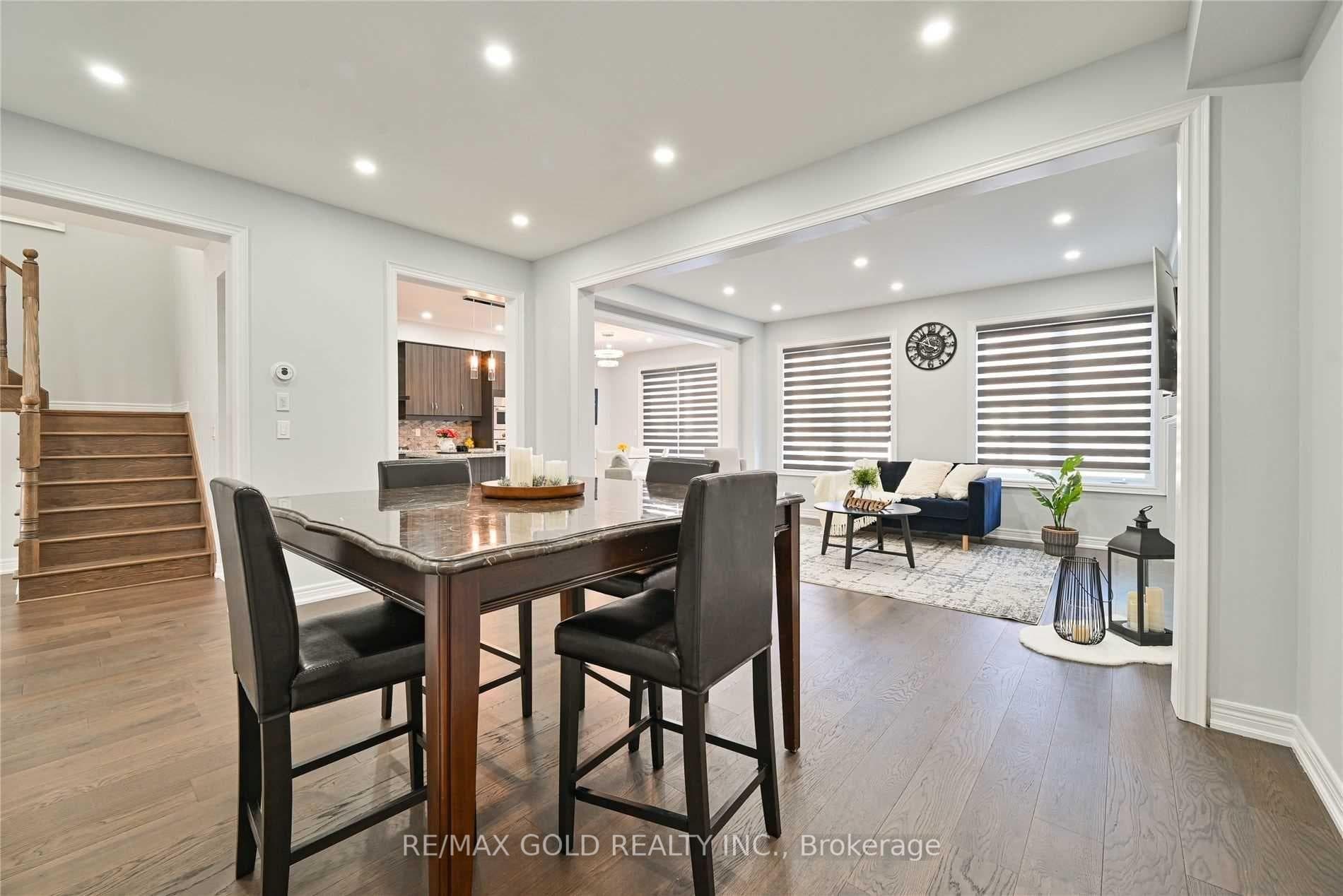 9 FORSYTH Crescent photo 4