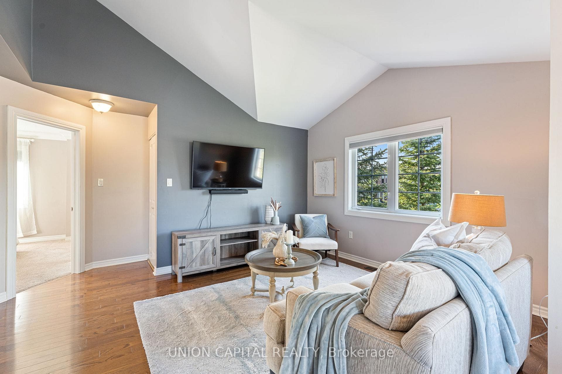 137 Civic Centre Drive photo 6