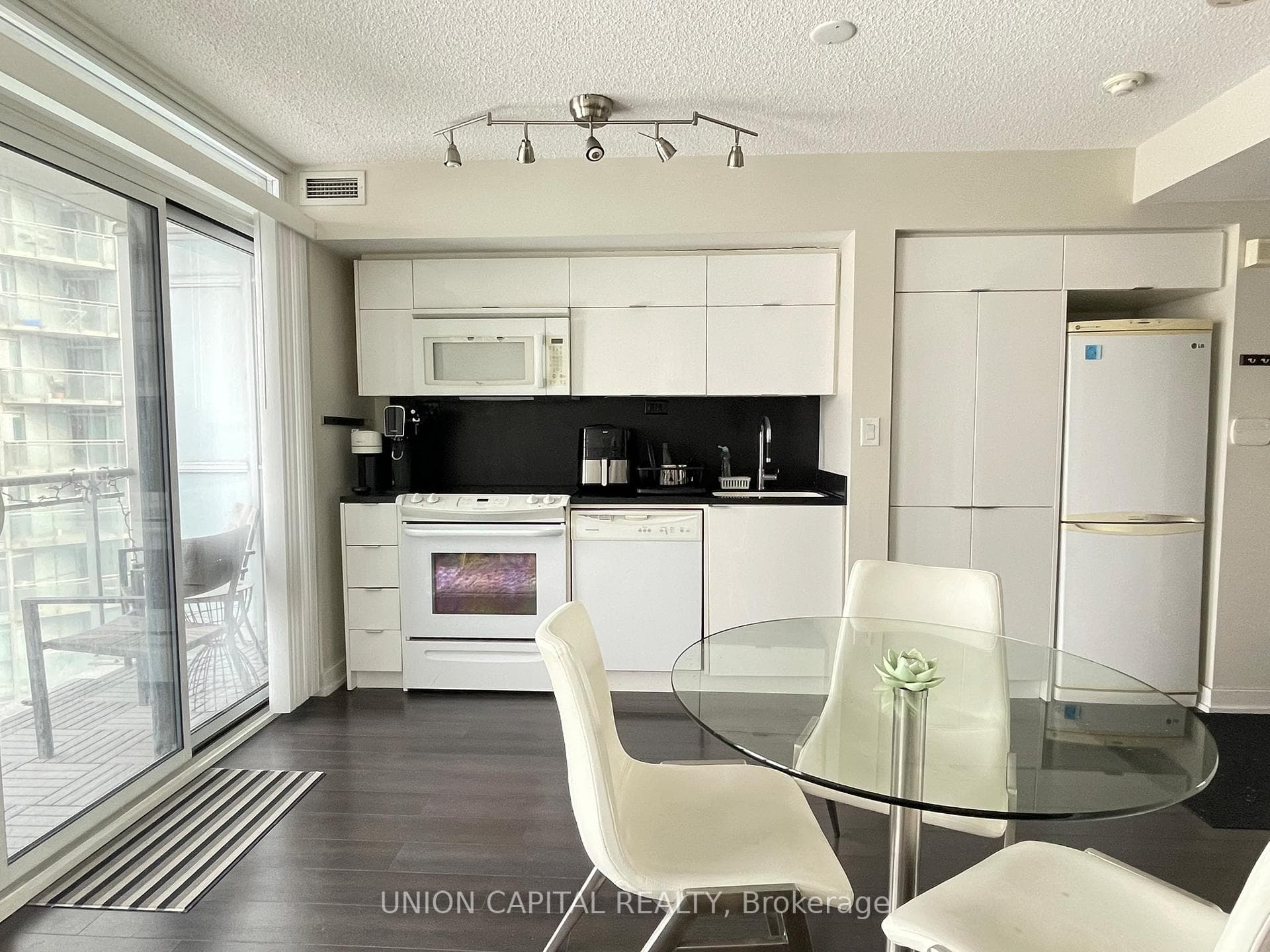 151 Dan Leckie Way Unit 1808 photo 2