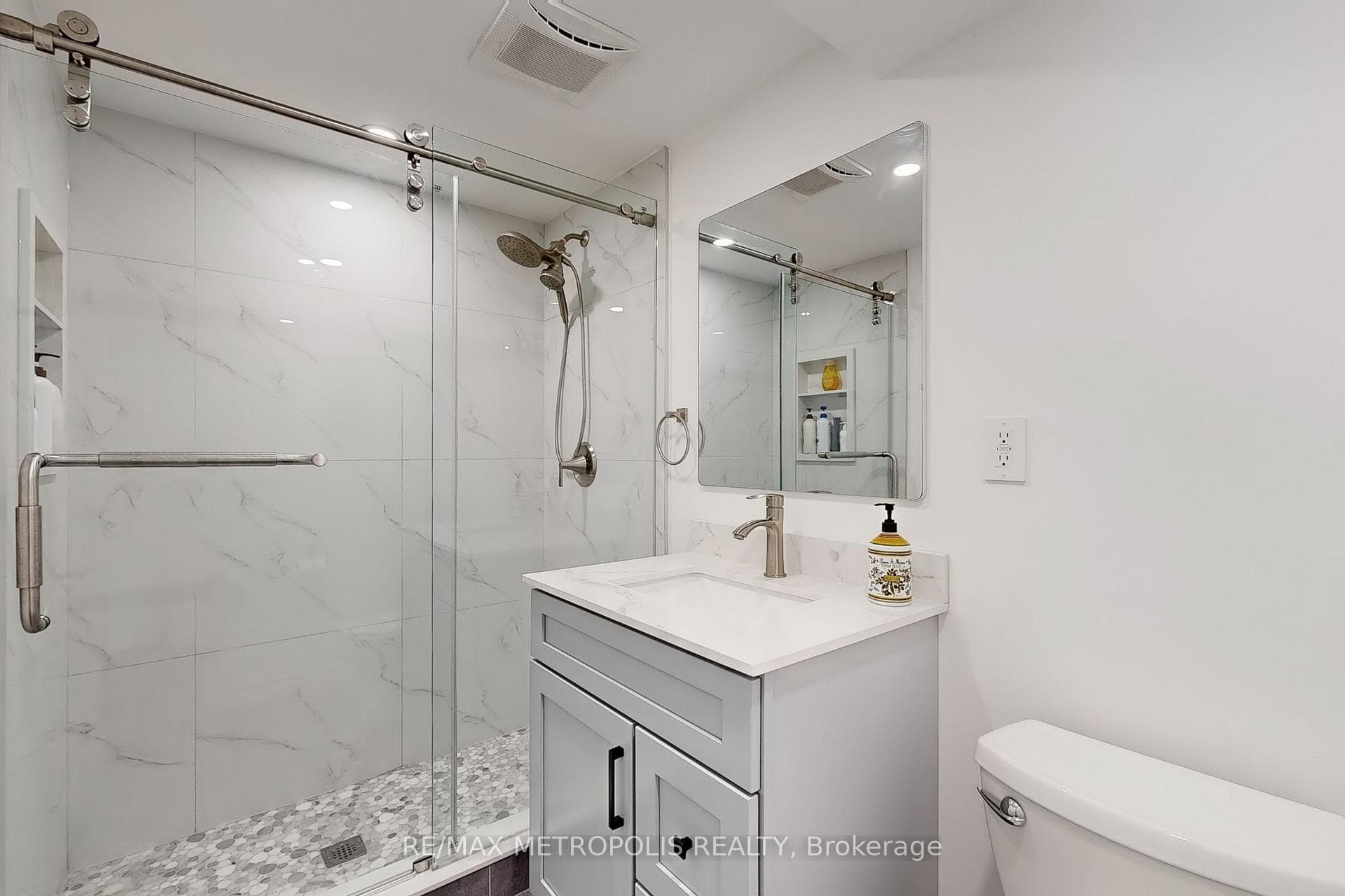 175 Roxbury Street photo 46