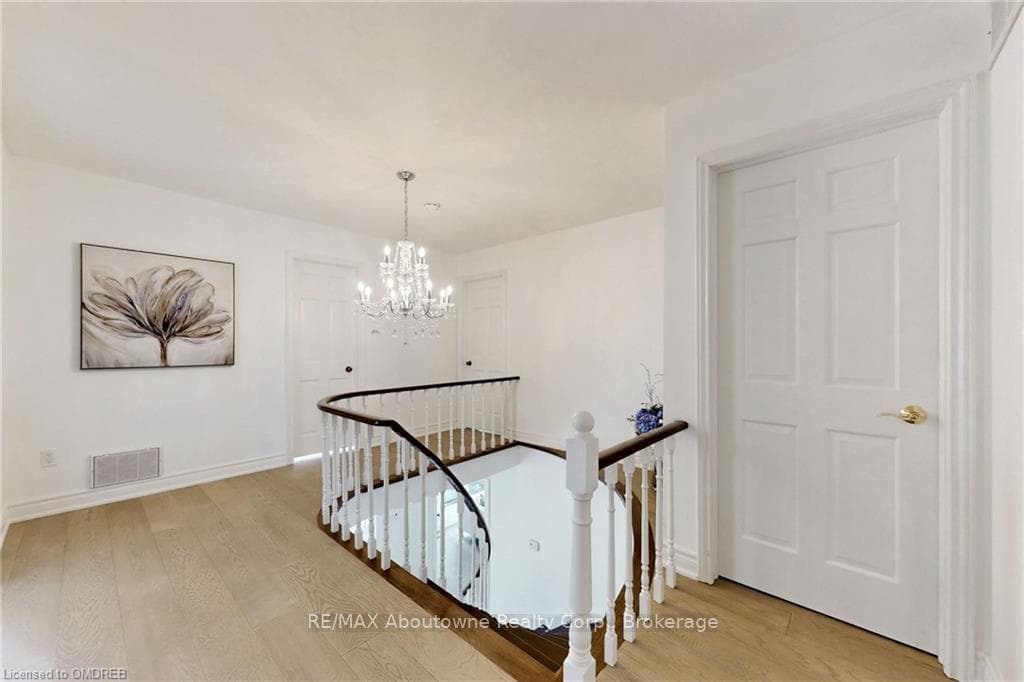 2269 ALL SAINTS Crescent photo 16