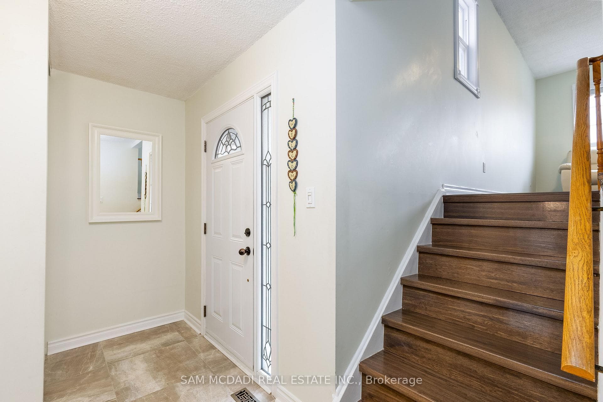 621 Galloway Crescent photo 2