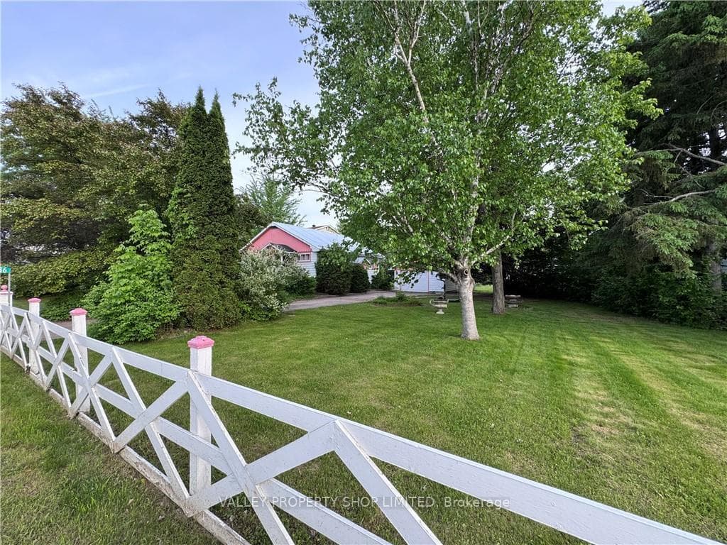 1136 VICTORIA Street photo 2