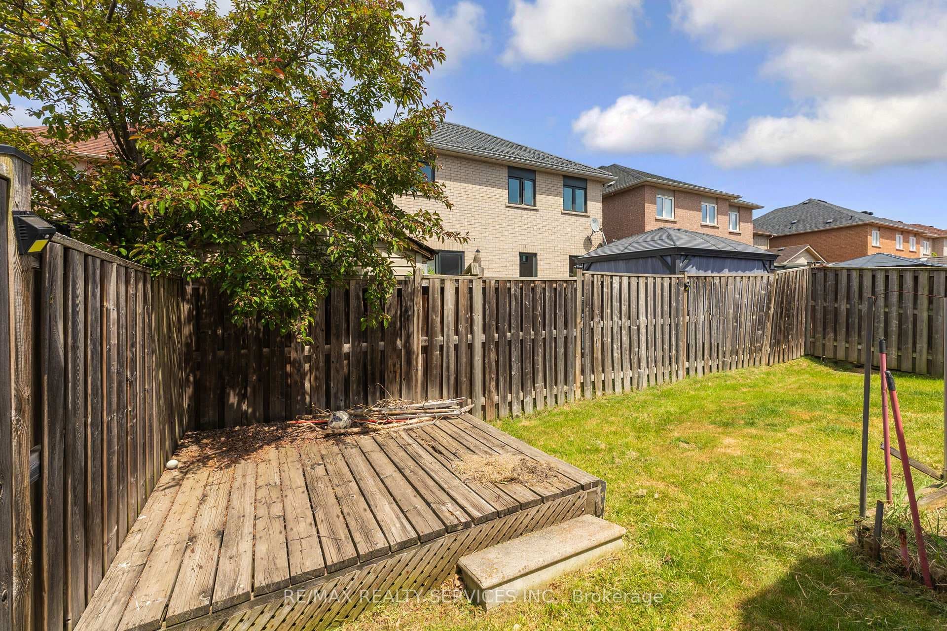 295 Queen Mary Drive photo 39