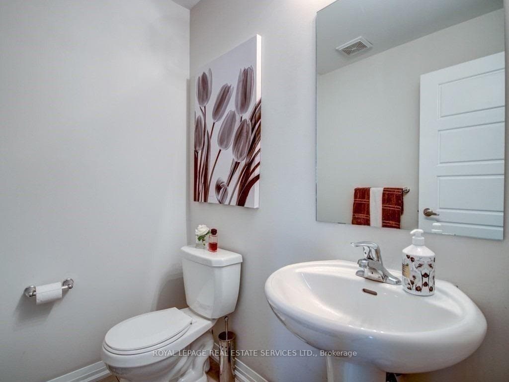 786 Banks Crescent photo 9