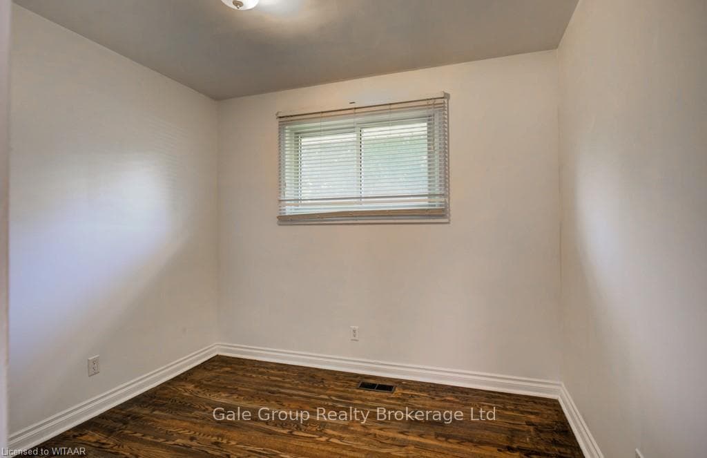 757 ST ALBANS Crescent photo 7