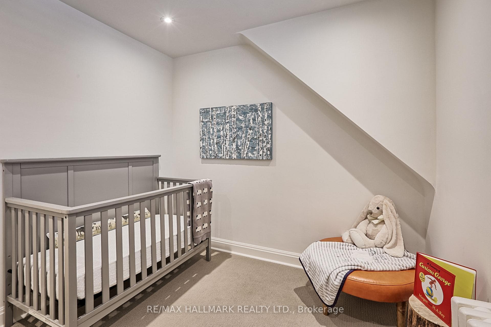 Soothing Baby's room with gabled comforting lines